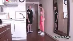 播放 快乐的文明得到她年长的智者的兴奋和训练