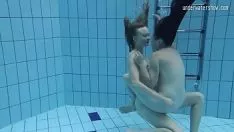 Abspielen Zwei heiße Tribades in der Pfütze, die sich gegenseitig liebkosen