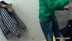 Abspielen Die angenehme tschechoslowakische Missy wird im Einkaufszentrum aufgeregt und schlägt in POV