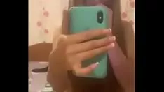 播放 她在图像上有一个时间玻璃