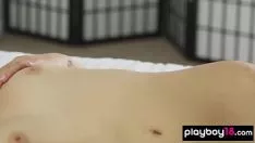 تشغيل تانيا مراهقة سمراء ضيقة تضحك وتنتقي دشًا ساخنًا