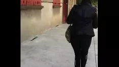 Riproduci Bionda impressionante in leggins 3