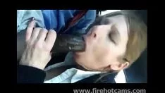 Riproduci Milf succhia un grosso cazzo nero e prende lo sperma