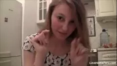 Riproduci Hottie con un allegro sfruttamento frontale della sua webcam