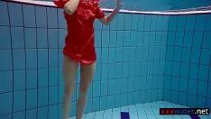 Abspielen Avenna liebt es, in der Pfütze zu schwimmen