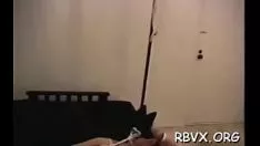 Reproduzir Missy está se apresentando em seu sofá molhado