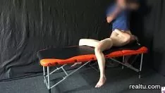 Oynat Kusursuz Çekoslovak ergen, süpervizör ticarileştirmede yapılır ve pov'da gezinir
