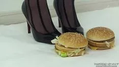 Abspielen Solide Lebensmittel zerdrücken eine weibliche Treppe auf einem Hackfleisch mit Sprossen
