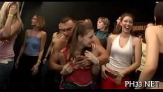 Jouer Publier des photos de sexe en groupe