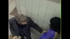 Reproduzir Sexo pornô com feminilidade em guarnição azulada e roupas íntimas
