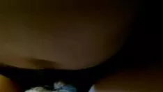 चलाएँ मेरा प्रेमी मुझे तब तक प्यार से अभ्यास करता है जब तक वह इंटीरियर की संख्या नहीं लेता