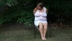 Jouer Non professionnel bbw uni extérieur pulvérisé avec un tuyau vers le bas