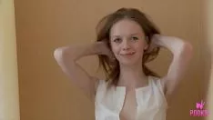 Riproduci Brunet coed podiumy cums poi allarga le gambe e si masturba!