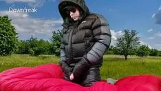 Oynat Rüzgarlıklarla yapılan el işi piyonları fırlatır, sherpa giyer ceket tacını fırlatır ve pantolonları fırlatır.