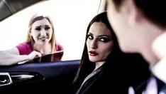 Reproducir Adolescente hitchr se unió para caer en pareja en tríada para obtener un auto de lanzamiento: espectáculo de imágenes en movimiento de cera en releasetabu.net