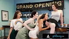 Reproducir Missyswing, la nueva propietaria de la cafetería, tiene a Youngrt abierta de piernas para Alexis Tae y su pandilla.