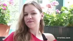 Oynat Matilda, pürüzsüz traşlı kedisi ile oyuncaklar