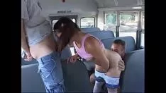 Reproduzir Juventude apaixonada bspoil fode no ônibus adquirindo dois sashays no orifício de saída e gatinho-gato com chifres em uma tríade quente