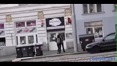 Играть Шикарный брюнет красотка получает ее пизду разорвать на части