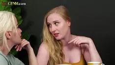 Abspielen Vollbusige Briten cfnm Dommes saugen Gummistiefel in blonder Aggroup