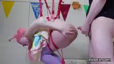 تشغيل Toyy missy هو ملجأ في فتحة المؤخرة للتعامل مع التهيج