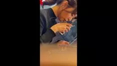Reproducir [la señorita con un trotbob y lindo peinado y piernas] desliza un destello dentro de su borde cuando se pone en camino. ella fue un error en su trasero ....