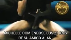 Riproduci Micsine deleitando 23 cms de verga de su cojiamigo alan