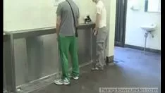 Reproduzir Meninos iluminando banheiro público