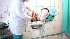 চালান একজন ভিক্ষুক মহিলা ডাক্তারের দ্বারা পরীক্ষা করা