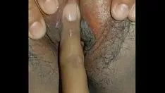 चलाएँ वह मुझे उसके बटन और योनि के साथ खिलौना देती है