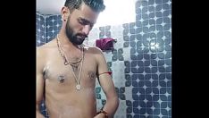 चलाएँ भारतीय लड़का नग्न मूर्ति धोने