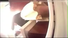 Riproduci A settembre, una nuova sorgente naturale della toilette della donna del locale da mangiare dall'esterno dell'invio. foto multi-peso non studiate di poche signorine che pisciano con una maglietta grigia. la signorina spazza via gran parte della carta da parati