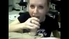 Redare Adolescent cu degetul mare pe cameră -- 102cams.com