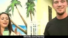 Играть Прекрасная горячая студентка торгует сексом с лишним наличными в 9