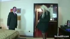 播放 高级德国热青少年他妈的在酒店与老男孩