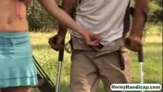 Abspielen Heiße Mantrap entscheidet, behinderten Mann mit einem verdammten Fick-2 zu erfreuen