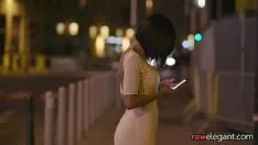 再生 チートbigtits人妻が開口部にまたがって取得