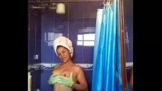 Reproducir ¡¡¡La ducha de mi mujer casada se cae !!