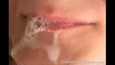 চালান শিশু তার বিউ উপর প্রস্রাব গরম আপ