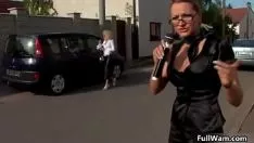 Reproduzir O apresentador quente do euro fica sexy de