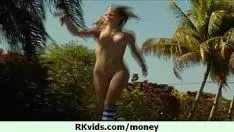 Afspelen Geld morst de bonen erop deze hete baby 12