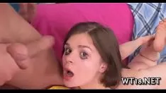 Abspielen Später streicheln Sie mit einem schönen jungen Mann