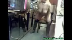 Riproduci La bionda disinveste in cam in webcam