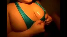 Jouer Japonais bbw titjob à travers et à travers le port de vêtements