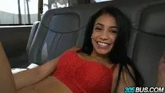 Reproducir diminuta adolescente latina speedwell rodriguez se somete a algunos sashays en el 305bus 2.1