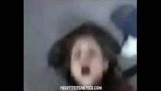 Reproducir hermosa morena adolescente follada con su..