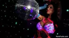 Abspielen Romi Rain Down & Abigail Mac