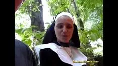 Oynat Looney yüksek alman rahibe sashay ile yattı