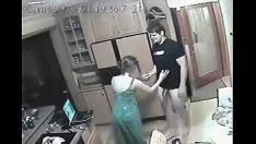 चलाएँ गुप्त टेलीविज़न कैमरे पर सेक्स करती लड़की गैर-पेशेवर