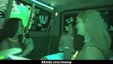 Oynat Sürtük 15 seks için para ve video alır